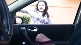 Блондинката в бельот ...