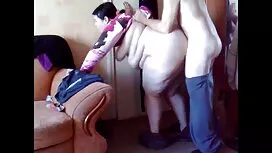 Момиче с розови порн ...