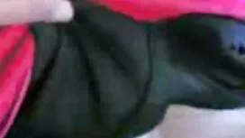 Език гали задника и  ...