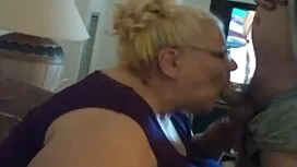 Жени и майка и син с ...